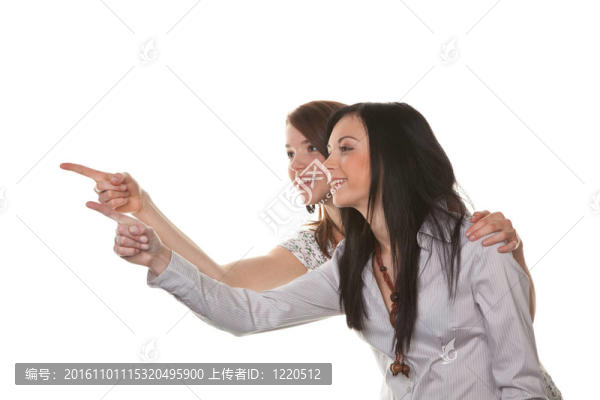 兩個年輕的女人突然大笑起來