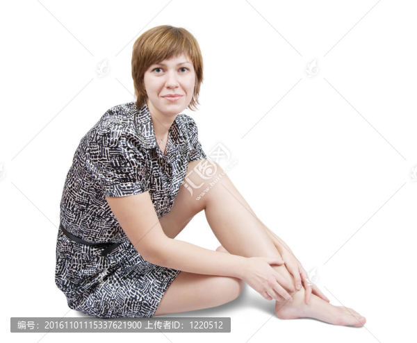 穿著性感連衣裙的坐著的女孩