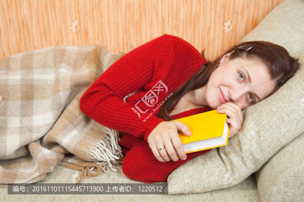 坐在沙發(fā)上的女人
