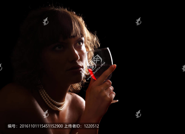 酒杯的女人