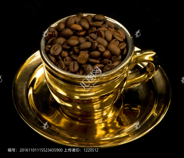 帶咖啡豆的黃金杯
