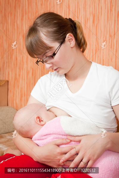 母親母乳喂養(yǎng)嬰兒