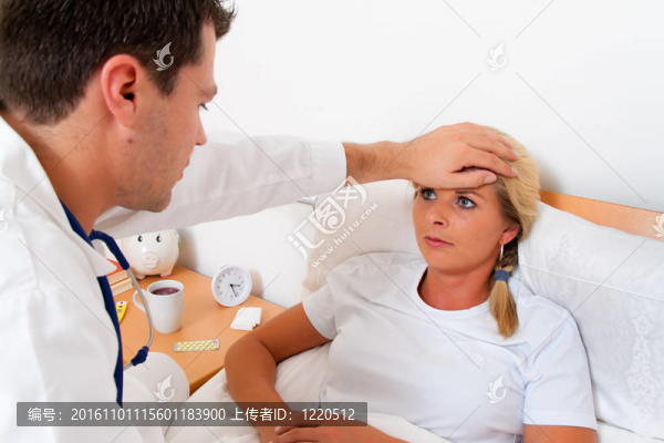 醫(yī)生家庭訪(fǎng)問(wèn)。檢查生病的妻子。