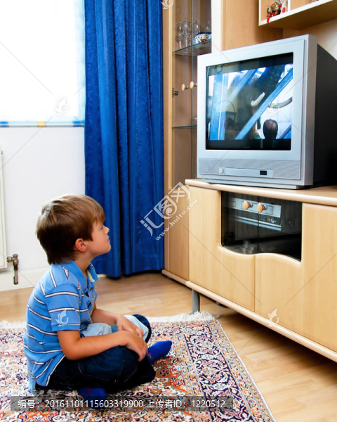 小孩子看電視看電視