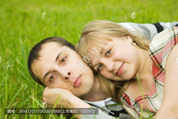 愛(ài)的年輕夫婦