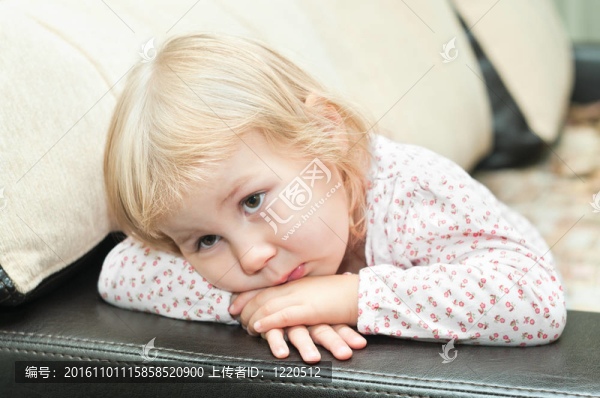 沙發(fā)上的小孩