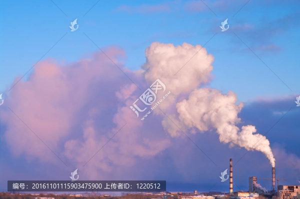 天空區(qū)的煙煙囪及下部的城市建筑物