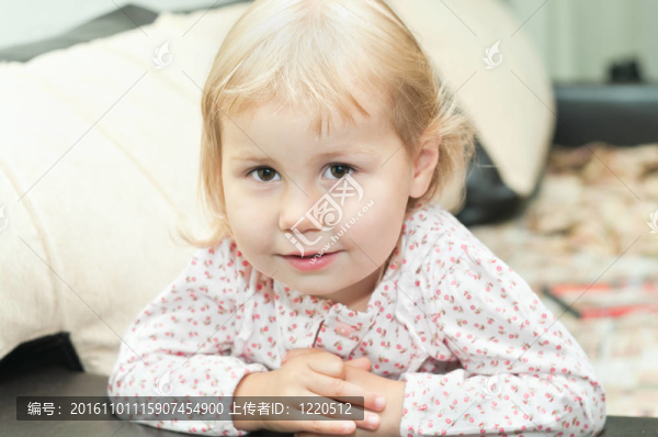 孩子dlond女孩坐在沙發(fā)上，看