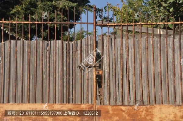 生銹的門
