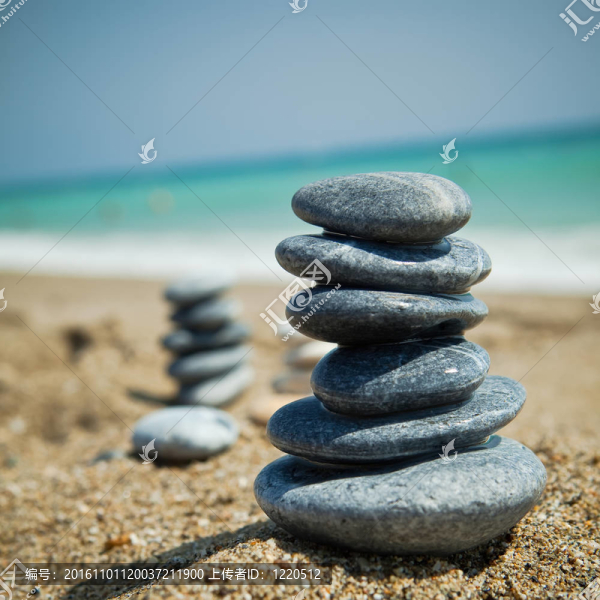 卵石海灘上的石頭堆