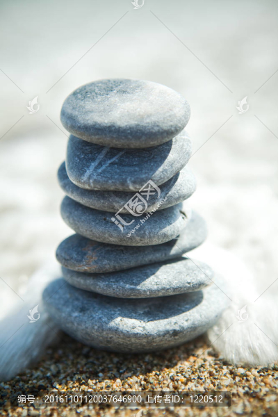波浪摧毀的石頭堆