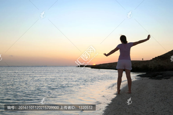 在日出時(shí)海邊的女孩