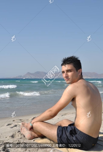 在海灘上的男人