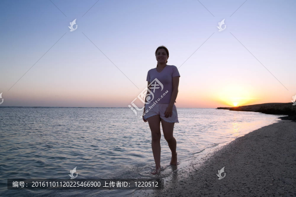 夕陽下的海浪女孩