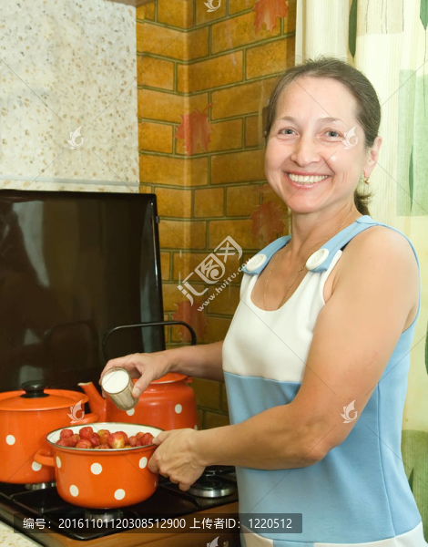 保存草莓的女人