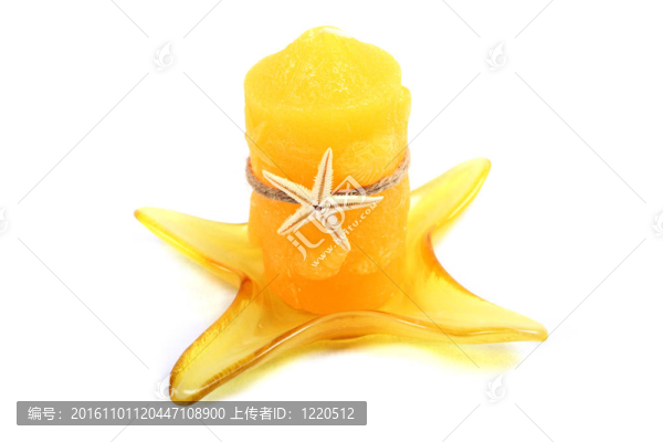 在白色背景上孤立的帶有星形魚的蠟燭。