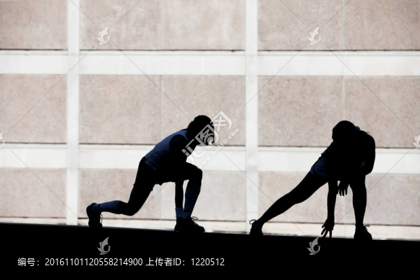 兩個女人在跑步前伸展。