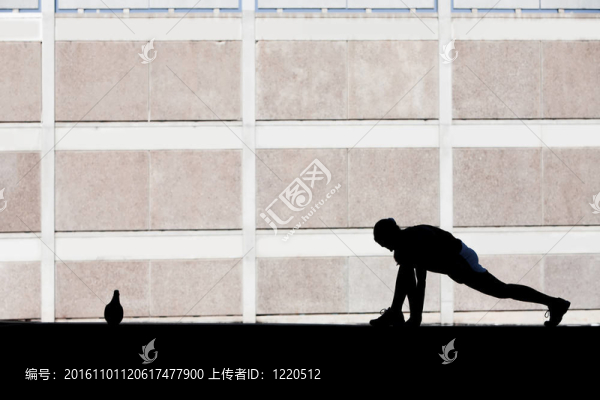 女運動員在早上伸展。