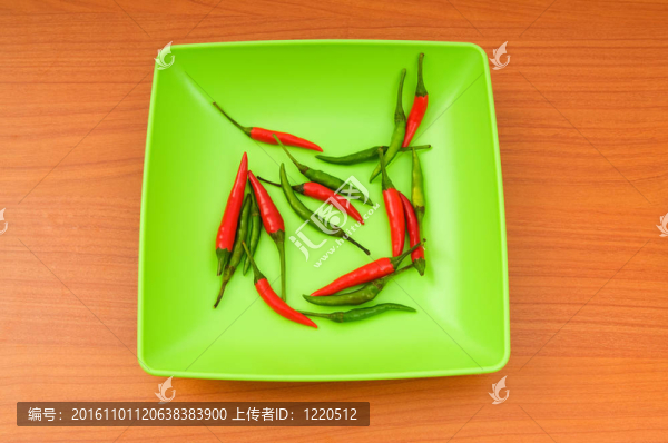 桌上的辣椒放在木桌上