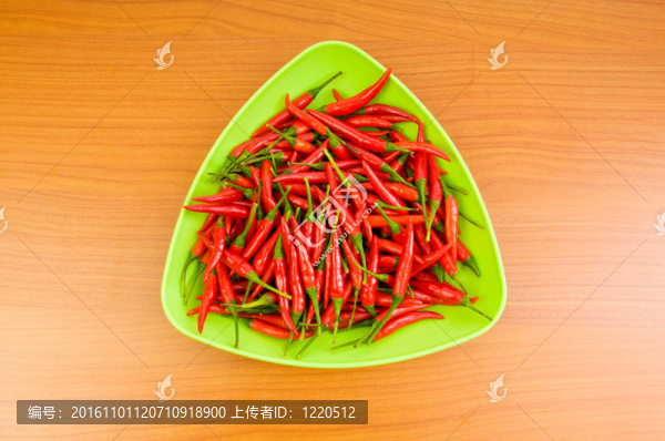 桌上的辣椒放在木桌上