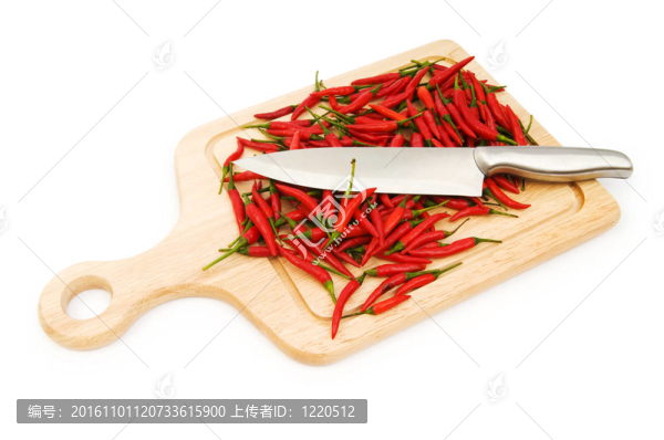 胡椒和砧板分離在白色