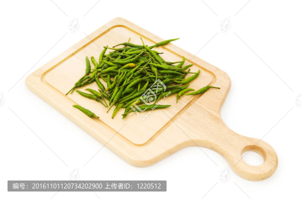 胡椒和砧板分離在白色