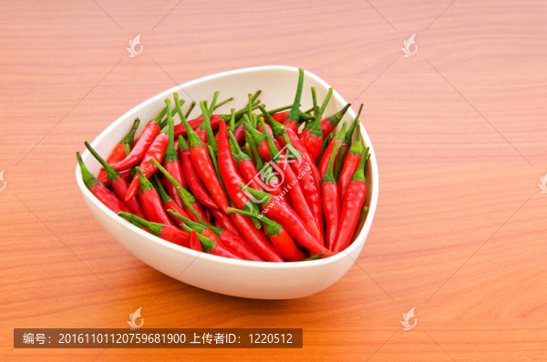 桌上的辣椒放在木桌上