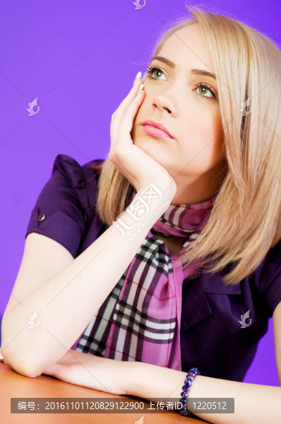 迷人的金發(fā)女孩對(duì)彩色背景