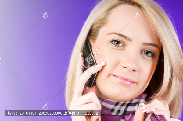金發(fā)女孩在談?wù)撌謾C(jī)