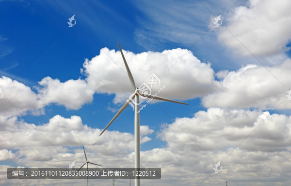 風(fēng)力發(fā)電機(jī)與藍(lán)天；法國；歐洲。
