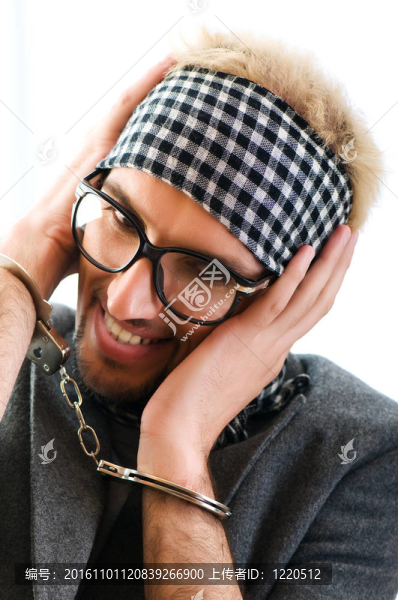 在攝影棚拍攝的男子