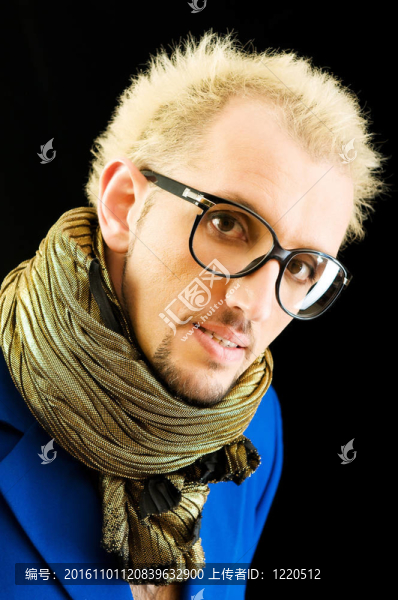 一個戴眼鏡的男人的肖像