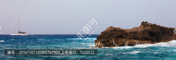 特內(nèi)里費(fèi)附近的帆船和巖石全景圖；加那利群島。