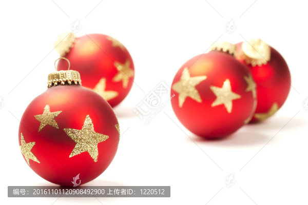 白色背景下的紅色圣誕球