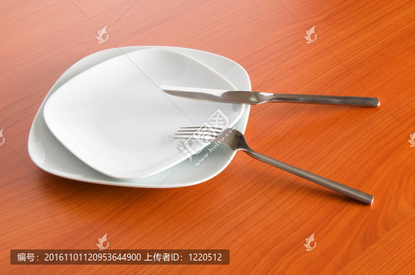設(shè)置在桌上的用具