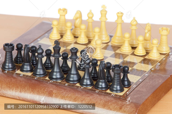 棋盤上所有棋子的棋牌游戲