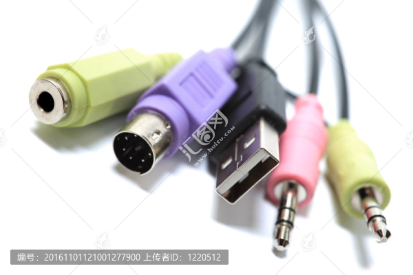 關(guān)閉一組白色背景上孤立的計算機電纜。