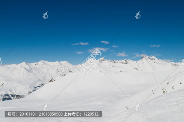 在冬天的雪下的高山