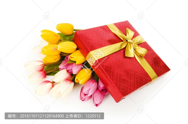 禮品盒和花孤立在白色背景