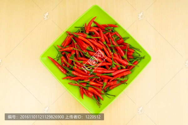 桌上的辣椒放在木桌上