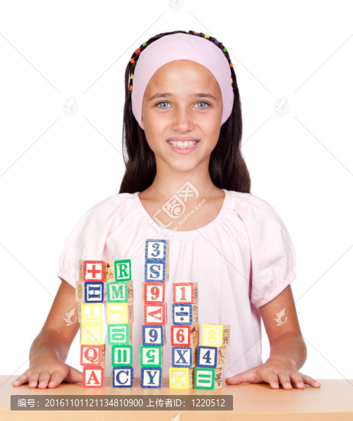 小女孩用木塊疊