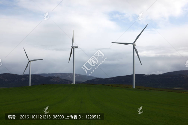 三大風(fēng)力渦輪機在西班牙農(nóng)村