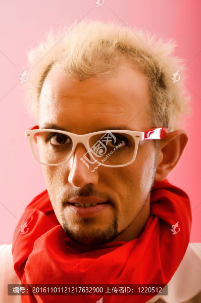 一個戴眼鏡的男人的肖像