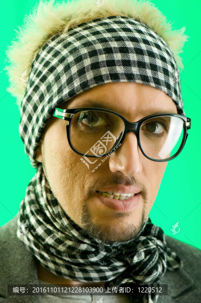 一個(gè)戴眼鏡的男人的肖像