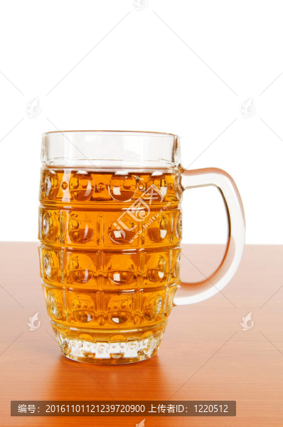 白色背景上的啤酒杯