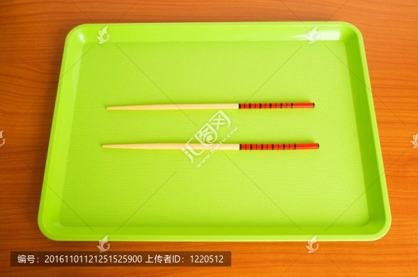 亞洲食品概念與板和筷子
