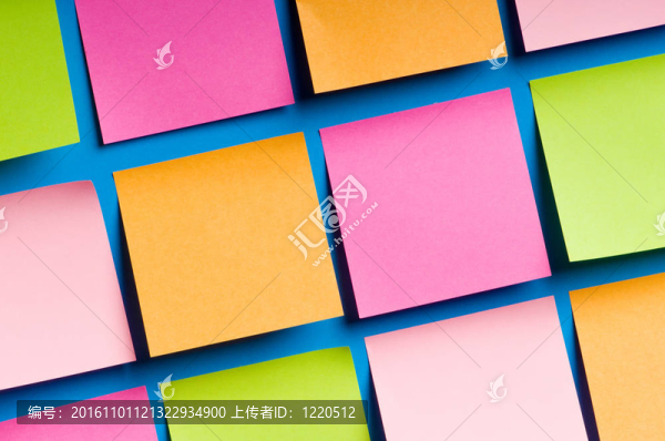 鮮艷的彩紙上的提醒筆記