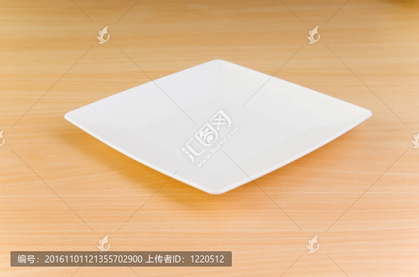 木制桌子上的空盤子-匯圖網(wǎng) www.fosd68.com 木制桌子上的空盤子