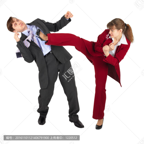 年輕女子穿西裝踢男人