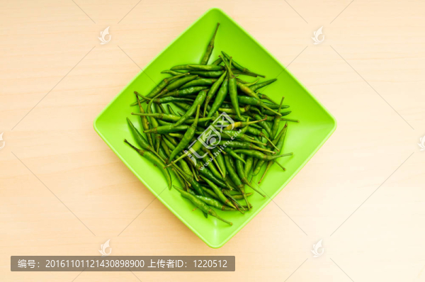 桌上的辣椒放在木桌上